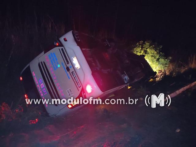 Imagem 2 do post Ônibus que levava 27 passageiros de Patrocínio para Belo Horizonte tomba na BR-352