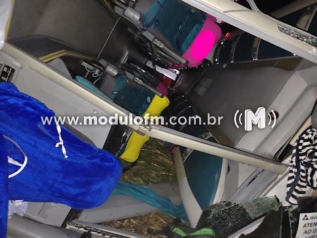 Imagem 3 do post Ônibus que levava 27 passageiros de Patrocínio para Belo Horizonte tomba na BR-352