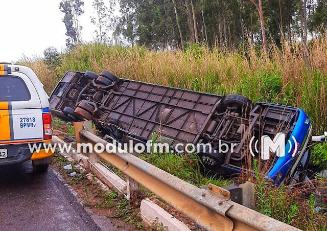 Ônibus que levava 27 passageiros de Patrocínio para Belo Horizonte tomba na BR-352