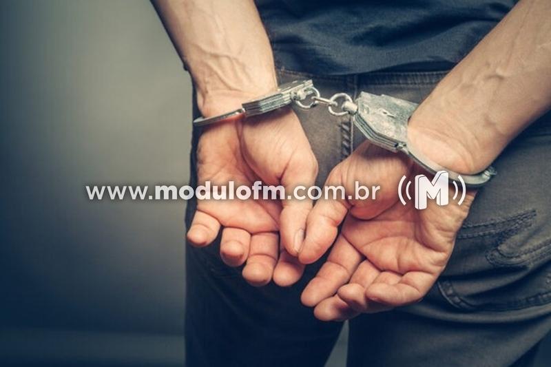 PM cumpre mandado e prende homem com drogas no bairro Serra Negra