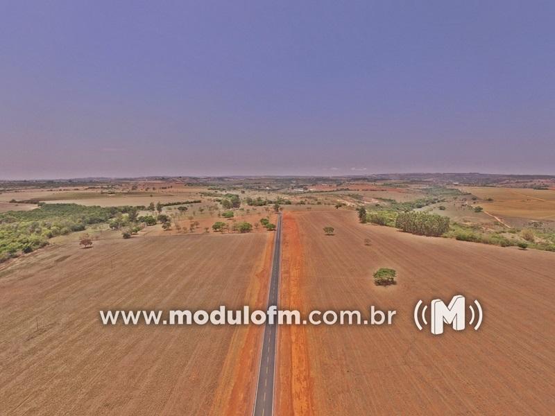 Prefeito de Cruzeiro da Fortaleza conclui pavimentação da Rodovia Municipal Professora Lilian Romão.