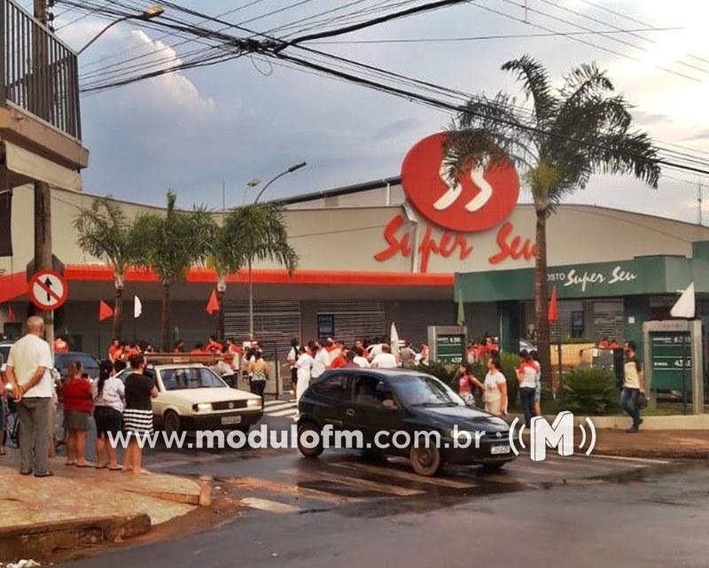 Telhado de supermercado desaba e clientes se apavoram durante chuva e ventos fortes em Monte Carmelo