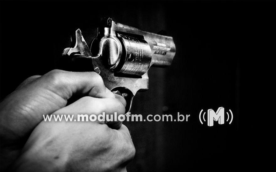 Com arma na mão, homem corre atrás de adolescente para matá-lo em Patrocínio