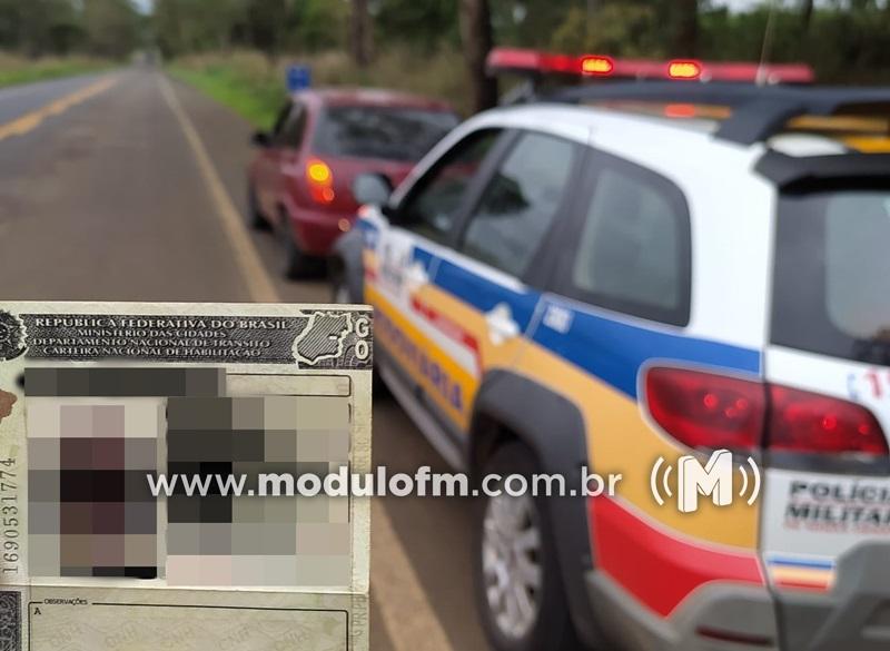 Homem acaba preso após apresentar CNH falsa em abordagem policial na MGC-462