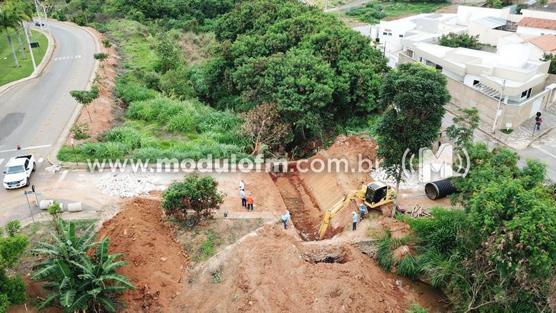 Obra é realizada no cruzamento da Rio Branco com a Avenida Jorge Elias Abrão