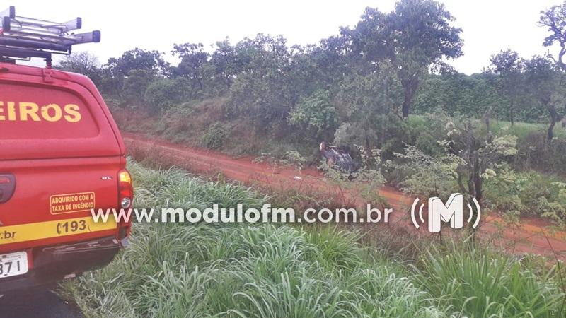 Veículo fica destruído após motorista perder controle e capotar...