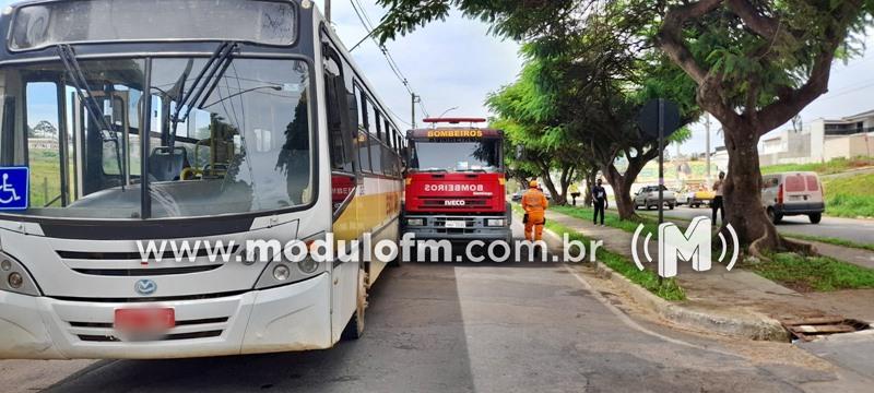 Viatura dos Bombeiros e ônibus escolar se envolvem em acidente