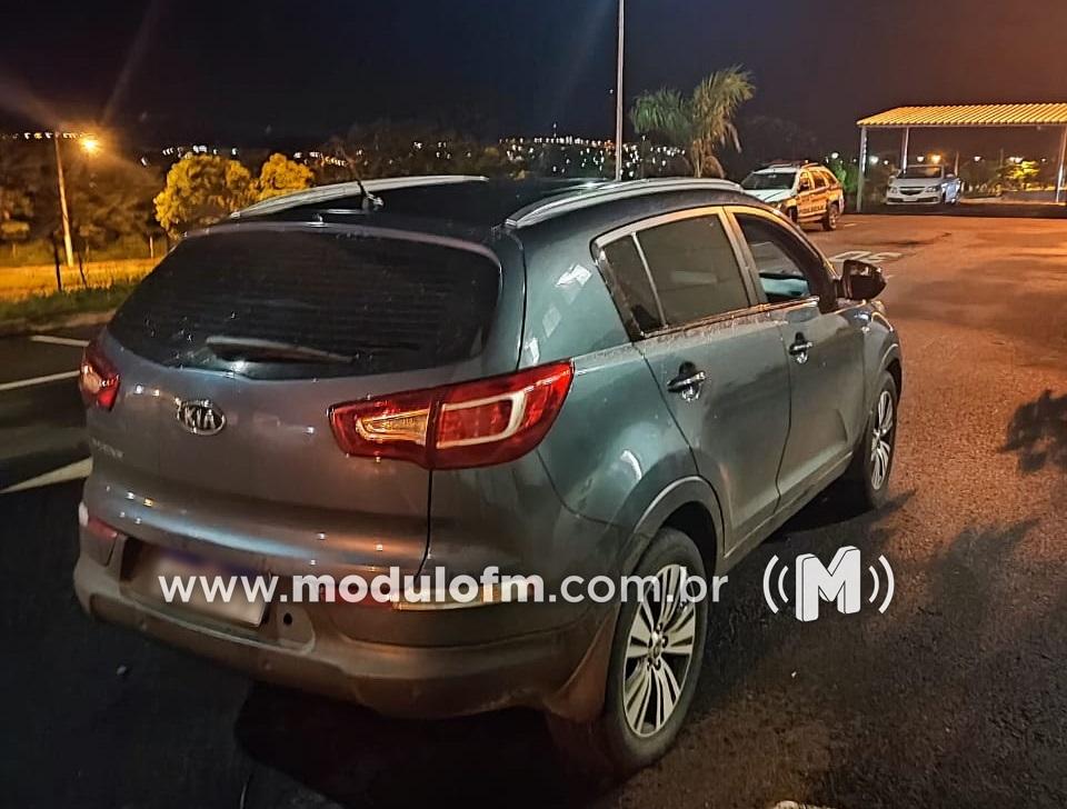 Imagem 1 do post Dupla é presa com carro roubado, drogas e quase R$ 21 mil reais no bairro Nações