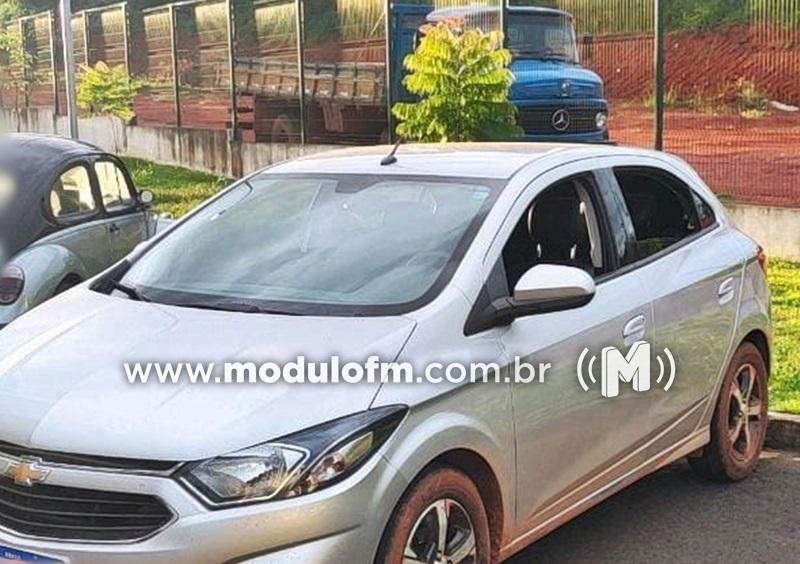Homem é preso por receptação ao ser abordado com...
