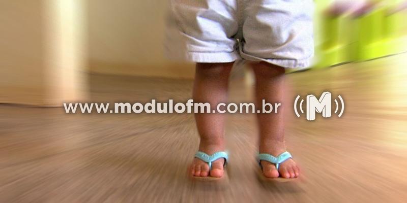 Mãe é contida por vizinhos após estrangular bebê de 3 meses e agredir outro filho de 7 anos em Patrocínio