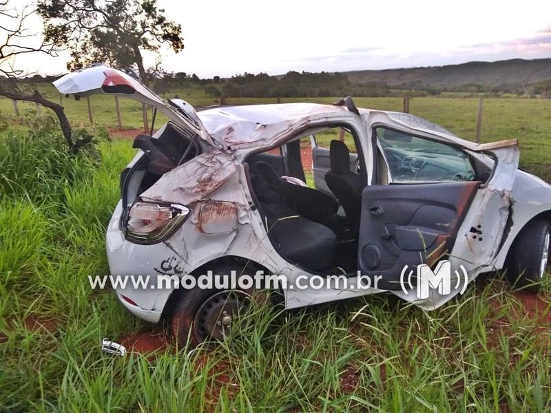 Imagem 2 do post Mulher sai ilesa após carro capotar e parar às margens da MG-188 em Coromandel