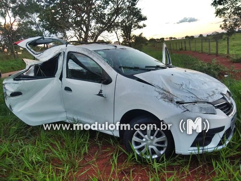 Imagem 3 do post Mulher sai ilesa após carro capotar e parar às margens da MG-188 em Coromandel