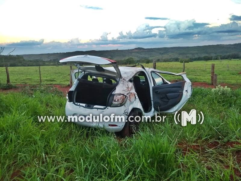Imagem 1 do post Mulher sai ilesa após carro capotar e parar às margens da MG-188 em Coromandel