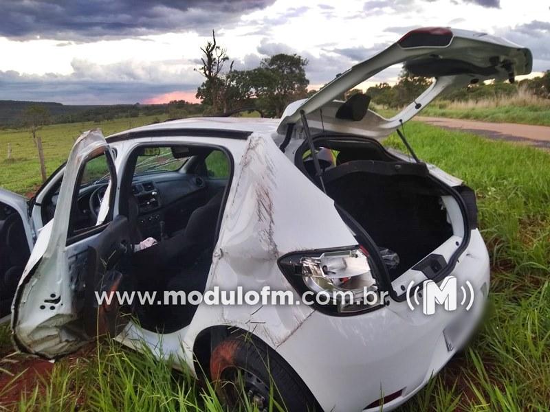 Mulher sai ilesa após carro capotar e parar às margens da MG-188 em Coromandel