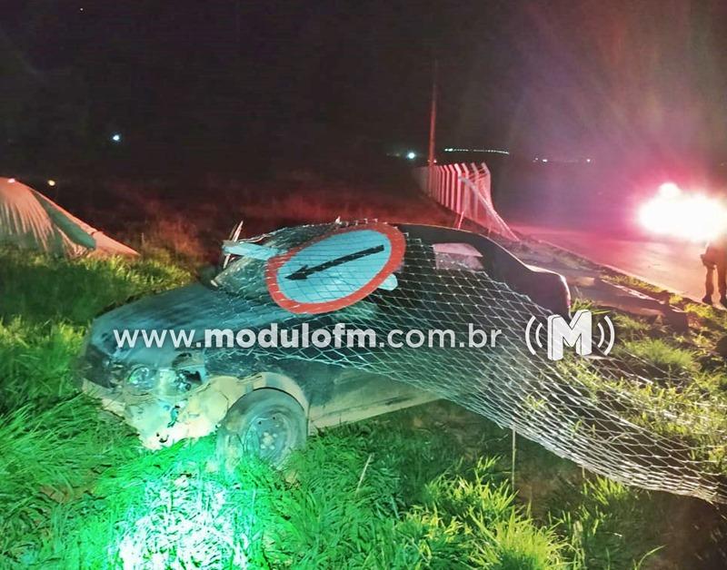 Veículo desgovernado bate em alambrado e deixa homem ferido na BR-365