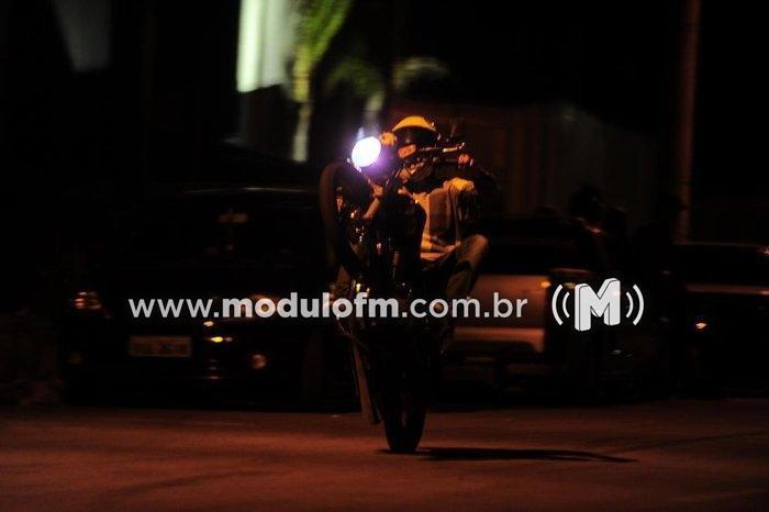 Flagrados empinando motos de frente a uma viatura da PM, jovens são perseguidos e presos em Patrocínio