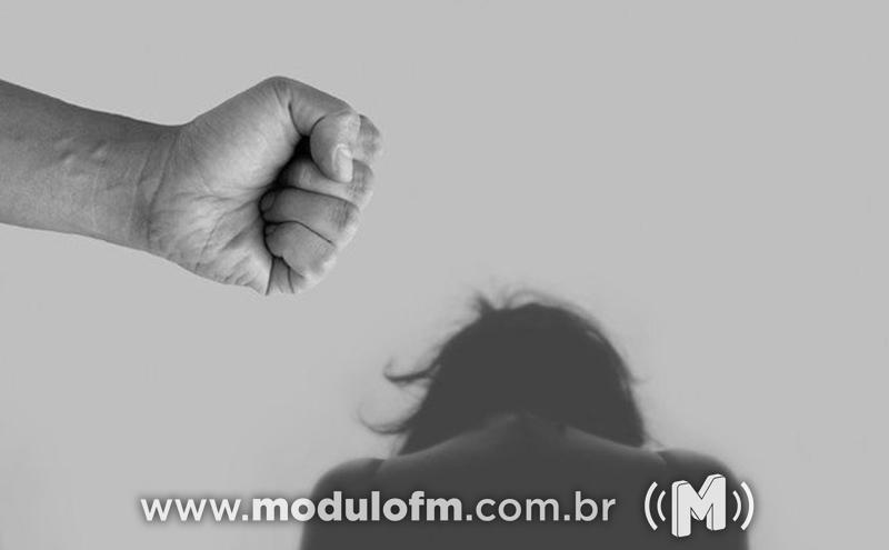 Homem agride companheira após ver mensagens de outro homem no celular dela