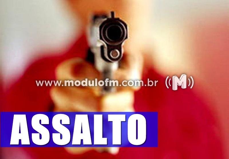 Mulher sofre tentativa de assalto por criminoso armado em motocicleta