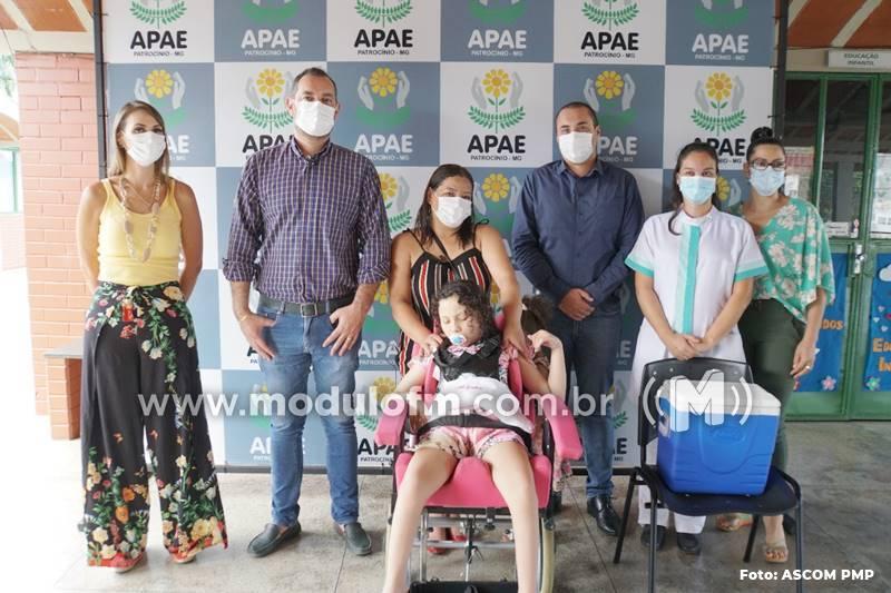 Primeira criança de Patrocínio a receber a vacina pediátrica contra a Covid-19 estuda na APAE e possui deficiência permanente