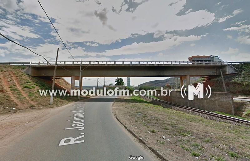 Usuário relata rachadura no viaduto da Linha Férrea da...