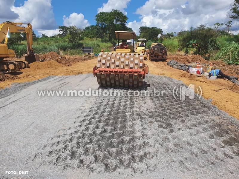 Obra na BR-365 entre Patrocínio e Patos de Minas é liberada no sistema ‘pare e siga’