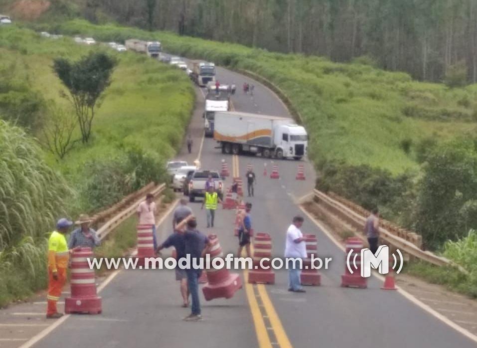 Obras na Ponte do Córrego Vieiras na BR-365 continuam nesta segunda (21)