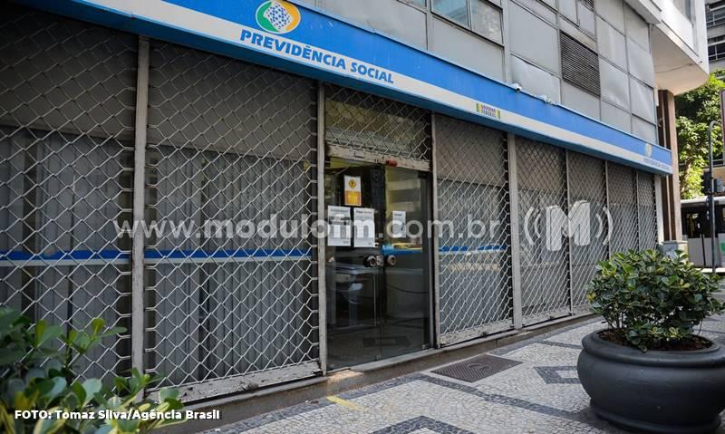 INSS volta a agendar atendimento presencial após ficar meses...