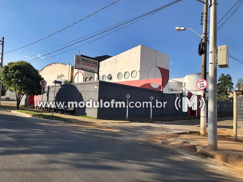 Mulher foge para delegacia após ser perseguida pelo companheiro e diz que perdeu filho quando estava grávida por conta das agressões
