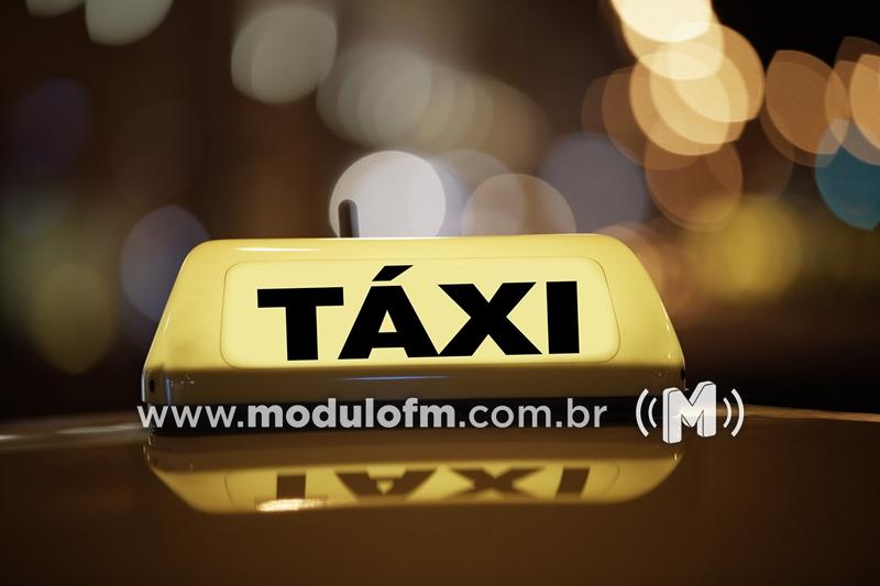 Taxista tem faca apontada para a cintura e carro roubado em Patrocínio