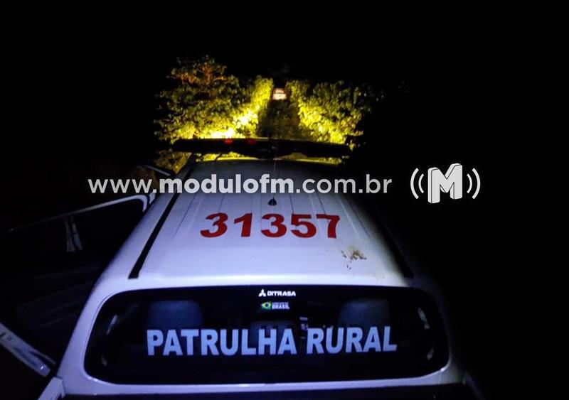 Após ver a polícia, homem foge e abandona carro com sacos de milho