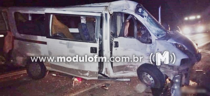 Peça de caminhão se solta e causa acidente com duas vítimas na BR-365 em Patrocínio