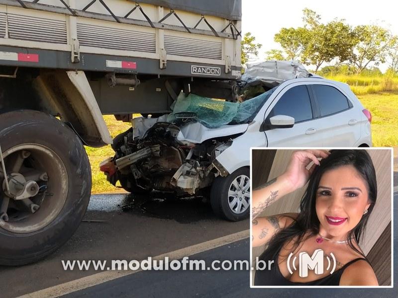 Veículo bate na traseira de carreta e passageira morre na BR-365