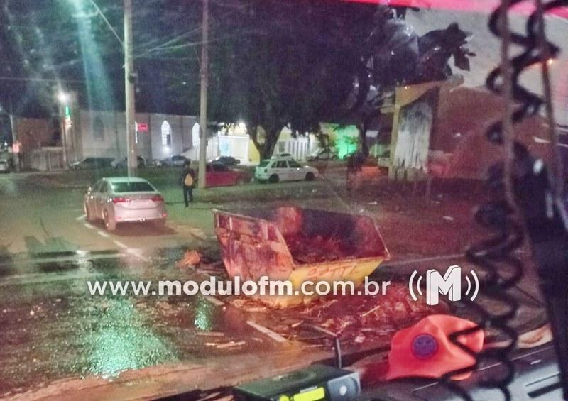 Caçamba com mato seco pega fogo e fumaça assusta moradores do bairro Morada Nova