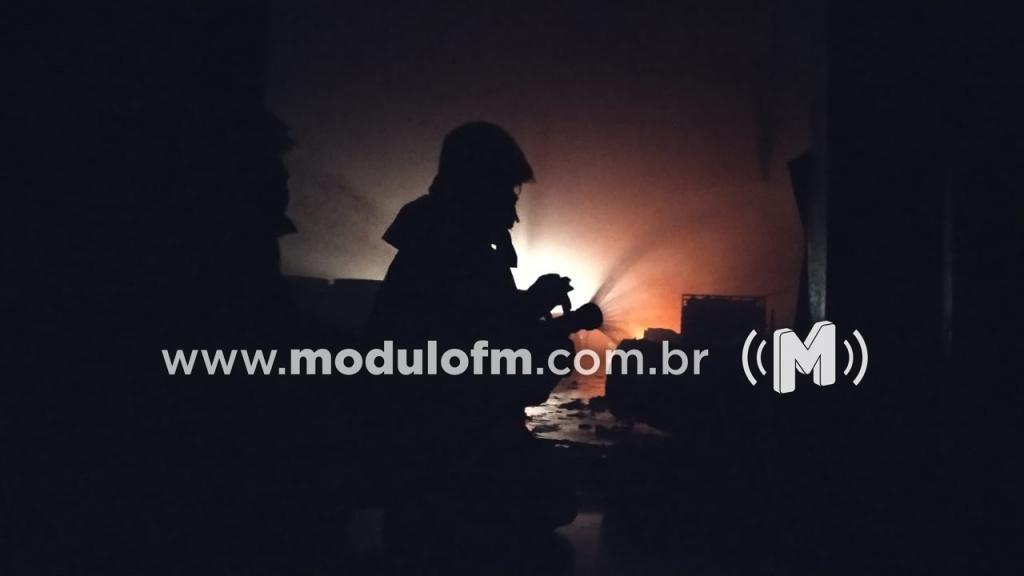 Casa pega fogo e família pede ajuda no bairro Serra Negra