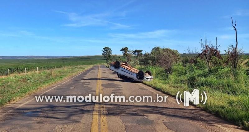 Motorista perde controle, capota carro e sai ileso na MG-188
