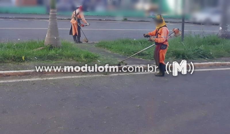 Poda de mato em avenida provoca estrago em dois veículos em Patrocínio