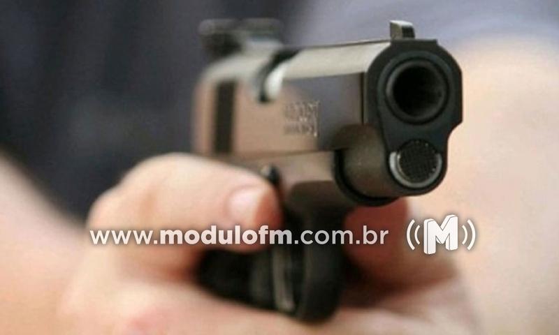 Após marcar encontro para entregar suposto dinheiro esquecido, homem é ameaçado de morte por indivíduo armado na praça Santa Luzia