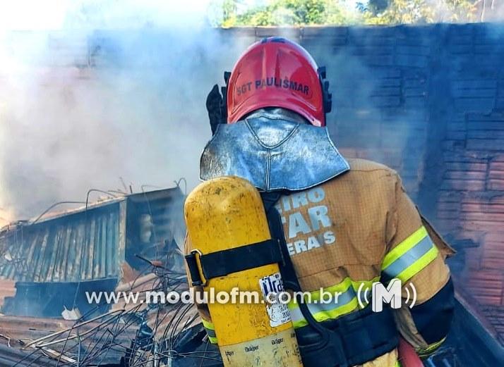 Após queimada em folhas secas, fogo avança e incendeia residência