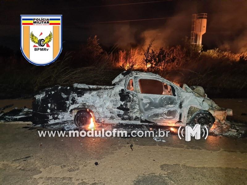 Imagem 2 do post Carro funerário com corpo de trabalhador que se afogou em Coromandel se envolve em acidente com cavalo e pega fogo
