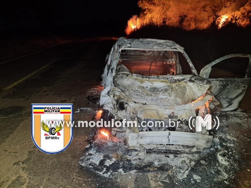 Imagem 1 do post Carro funerário com corpo de trabalhador que se afogou em Coromandel se envolve em acidente com cavalo e pega fogo