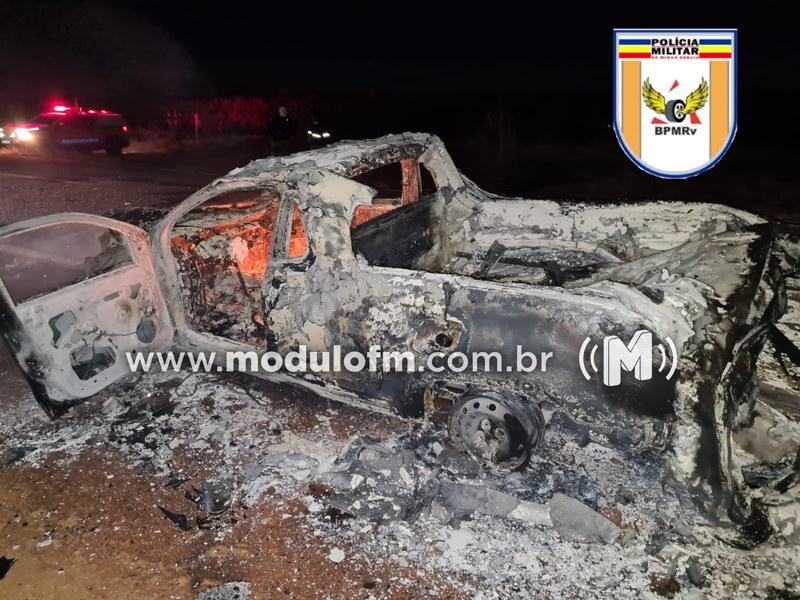 Carro funerário com corpo de trabalhador que se afogou em Coromandel se envolve em acidente com cavalo e pega fogo