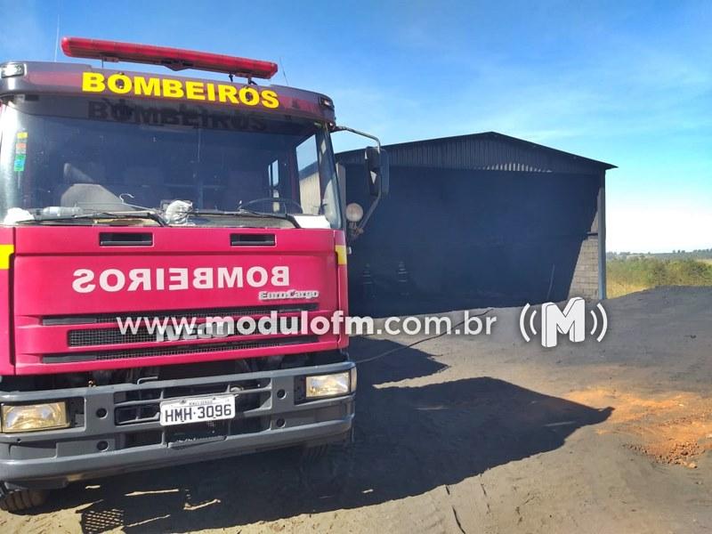 Depósito de carvão pega fogo em fazenda