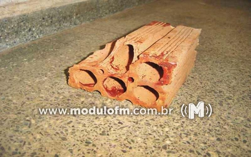 Em briga por desacerto de uso e compra de drogas, homem desmaia ao levar tijoladas na cabeça