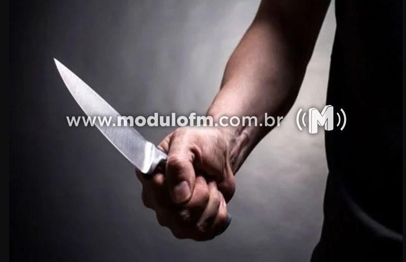 Homem em prisão domiciliar tenta esfaquear duas pessoas após...