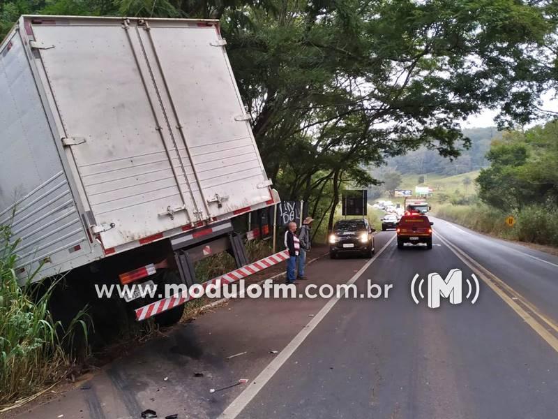 Imagem 2 do post Homem morre em colisão frontal entre carro e caminhão na BR-365