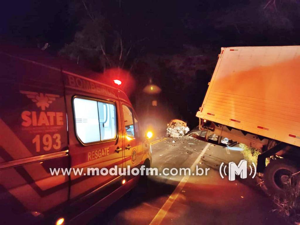 Imagem 1 do post Homem morre em colisão frontal entre carro e caminhão na BR-365
