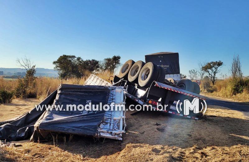 Carreta carregada de farelo de soja tomba na MG-230 e motorista sai ileso