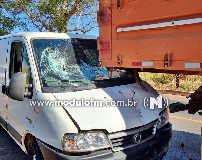 Motorista não percebe obras na BR-365 e colide em caminhão parado
