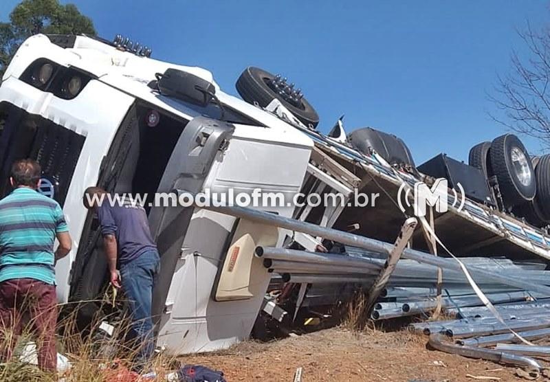 Imagem 1 do post Motorista perde controle de caminhão e veículo tomba no trevo da BR-365 com MG-230 em Patrocínio