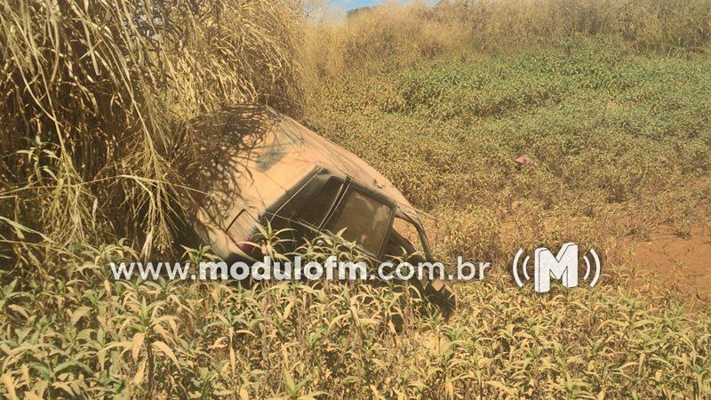 Imagem 2 do post Veículo furtado que era usado para levar idoso em tratamento médico é localizado abandonado em Patrocínio